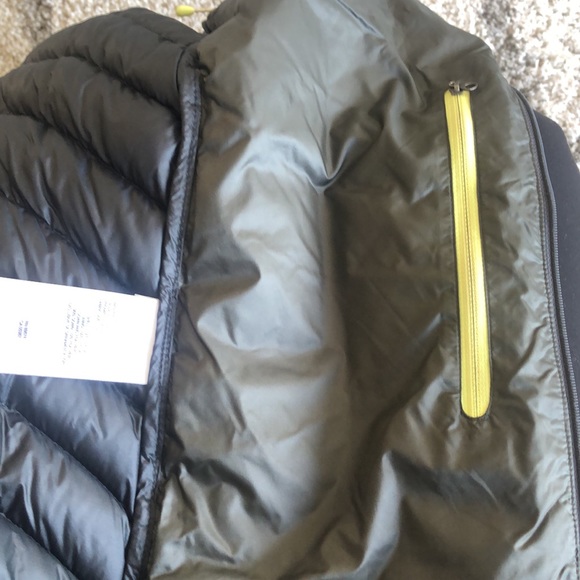 Mountain Hardwear Black Insulated Down Puffy Jacket with hood - Picture 7 of 9